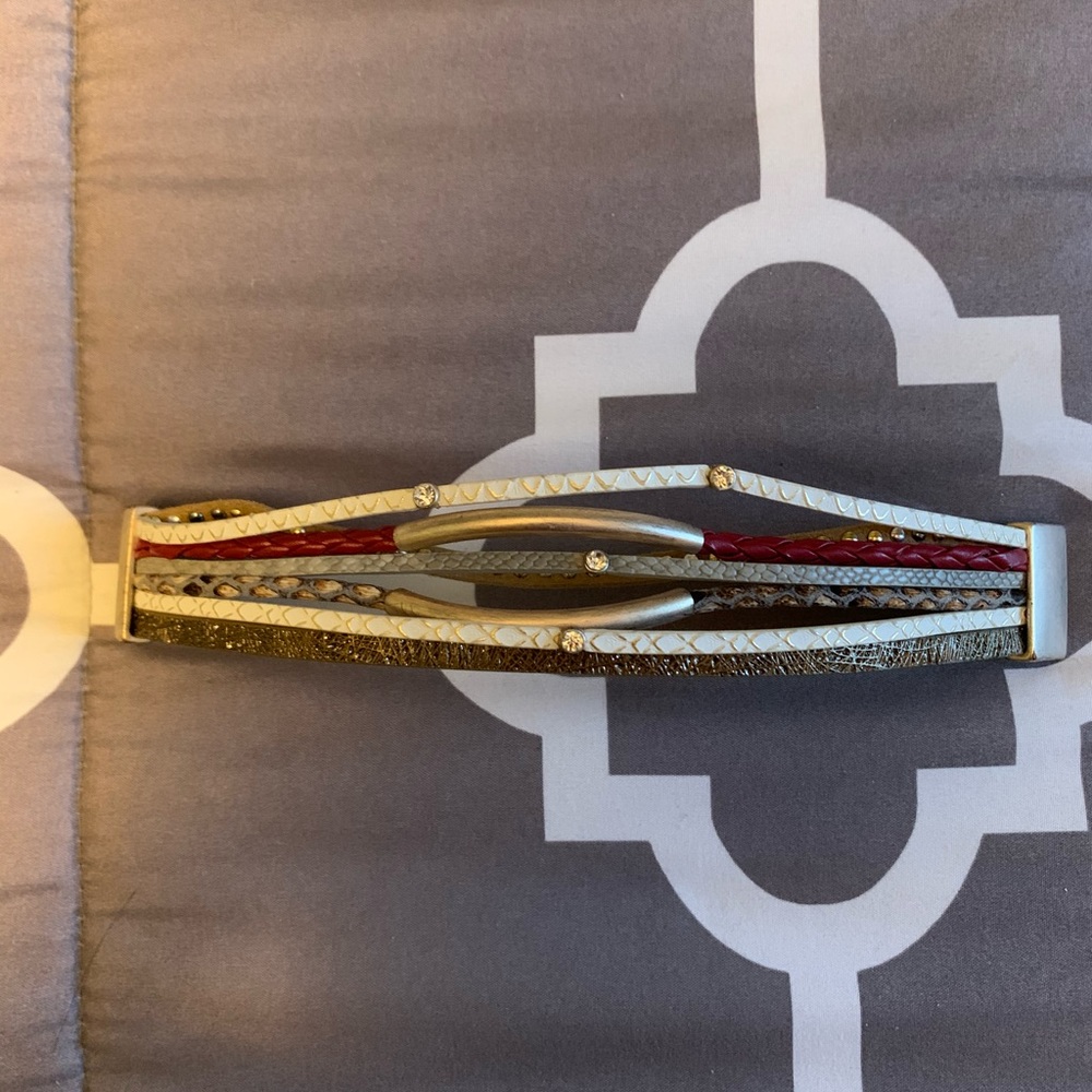 Magnetic clasp bracelet